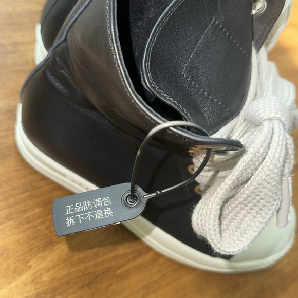 Black-and-white high tops, women's size 9 - Picture 3 of 7